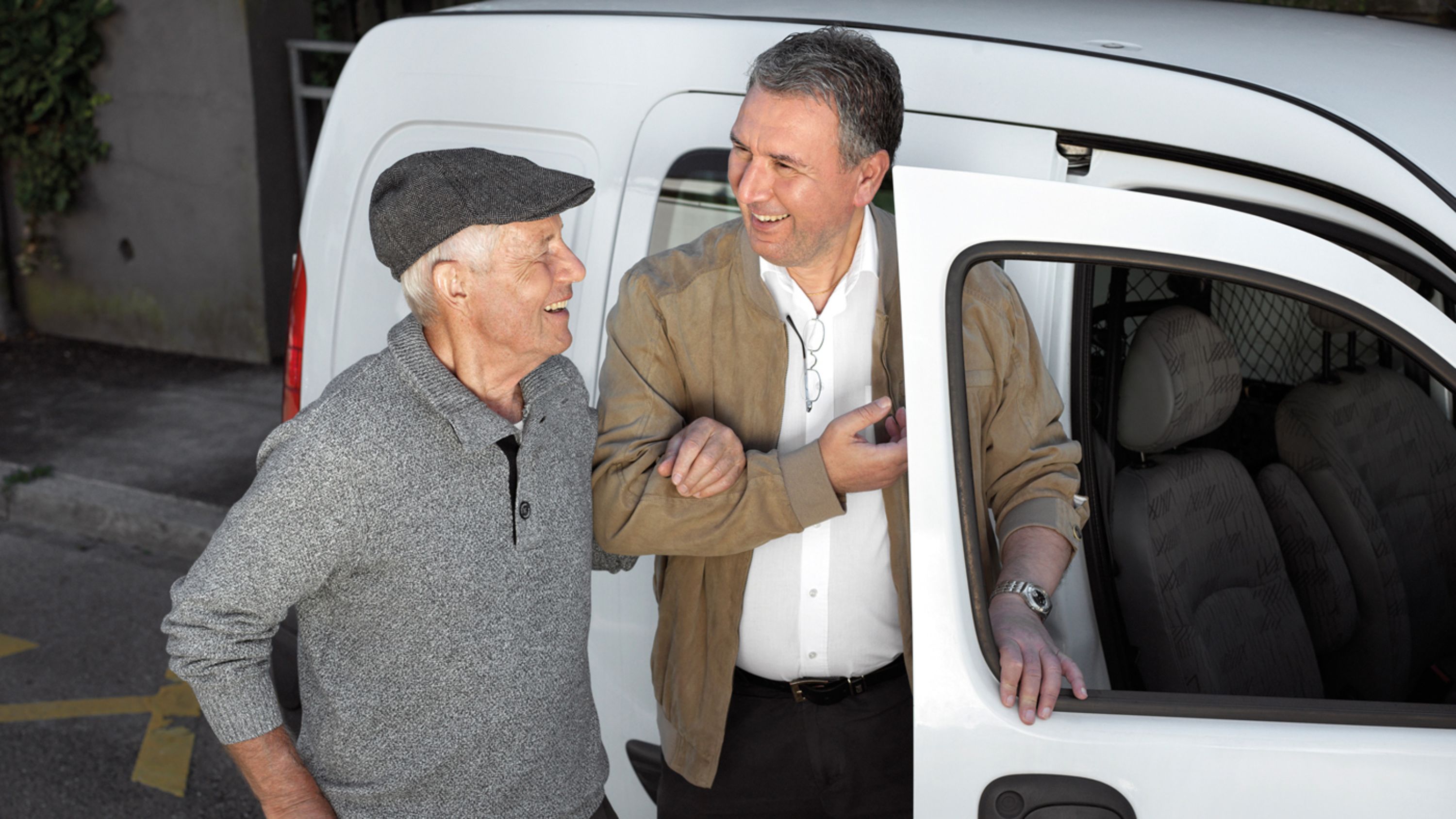 Ein Senior unterwegs mit dem Fahrdienst von Pro Senectute 