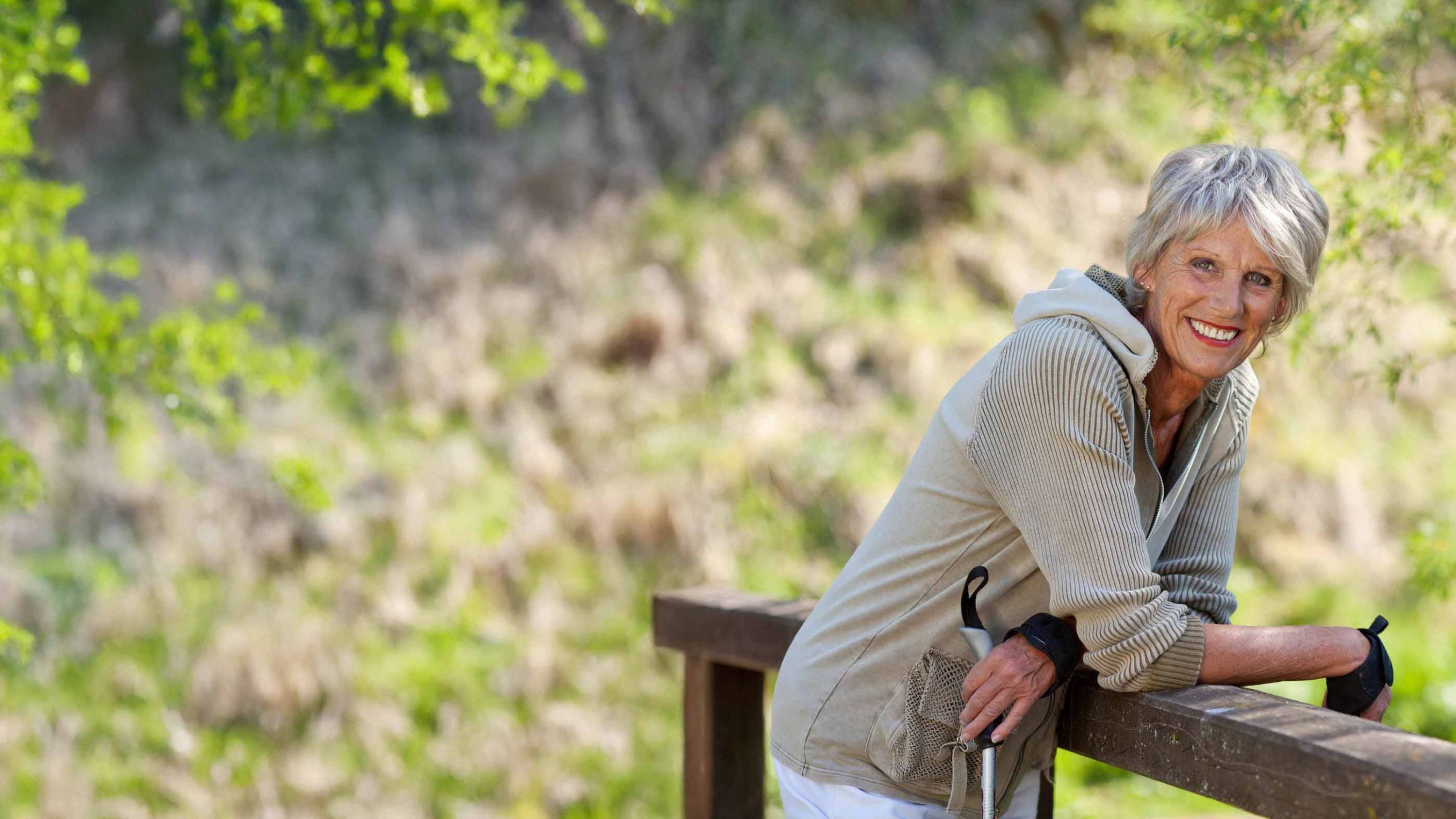 Eine Frau ist bei schönem Wetter am Wandern.