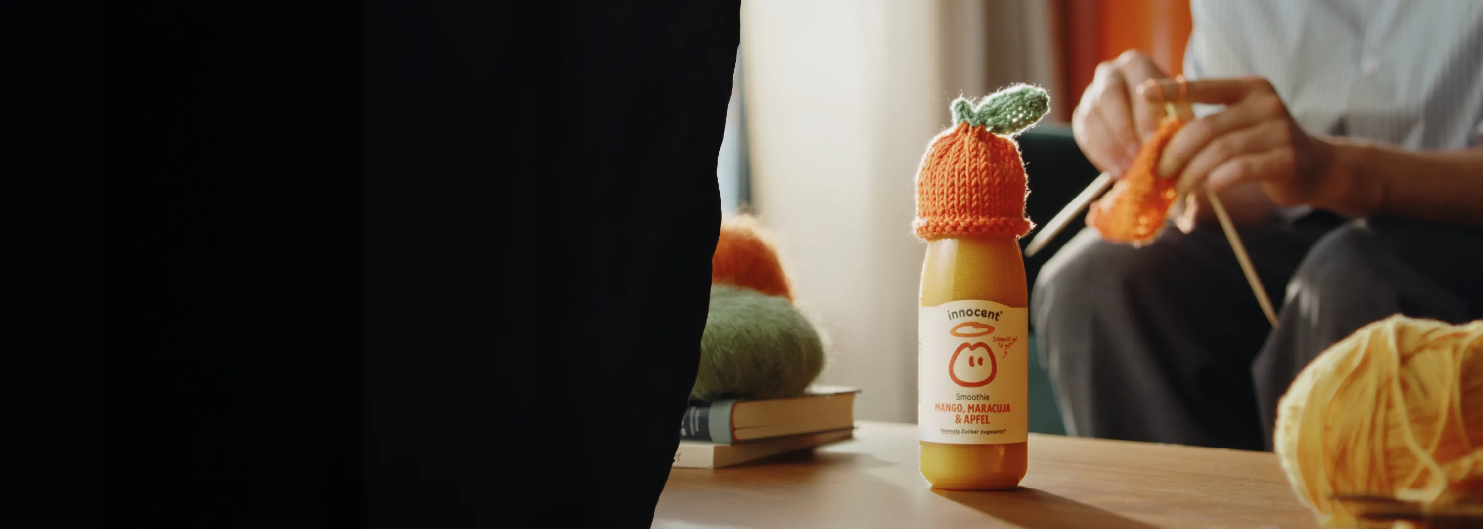 Persone sorridenti sedute a un tavolo e guardano in avanti