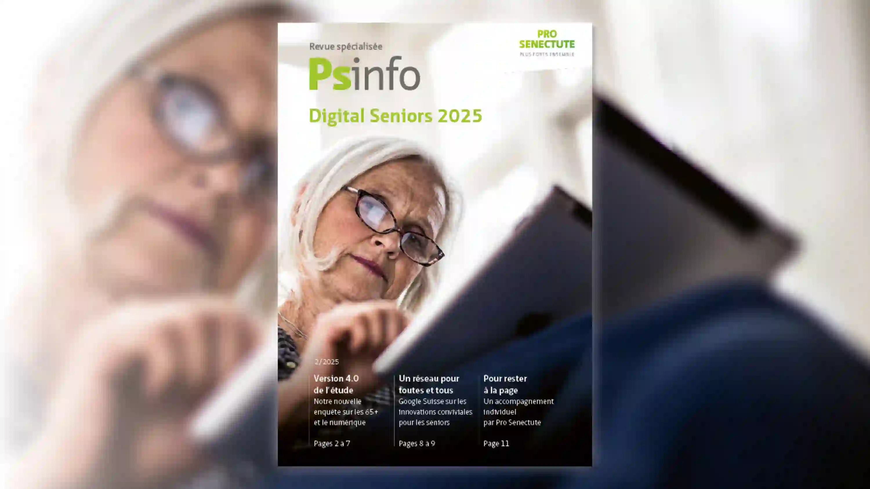 Page de couverture de Psinfo 02/2025: Une dame âgée portant des lunettes travaille sur sa tablette.