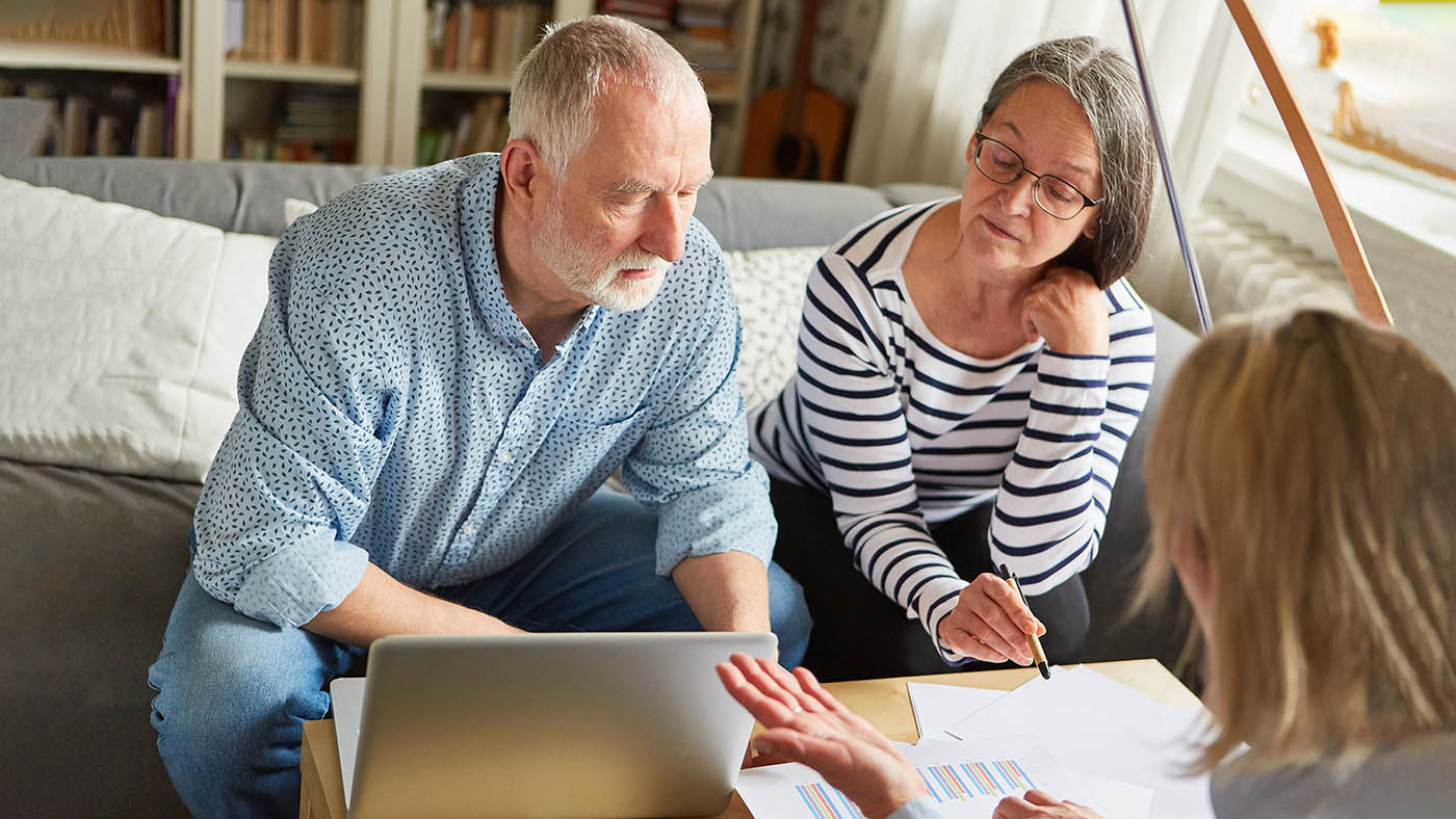 Ein älteres Paar informiert sich bei der Sozialberatung über das Erwachsenenschutzrecht