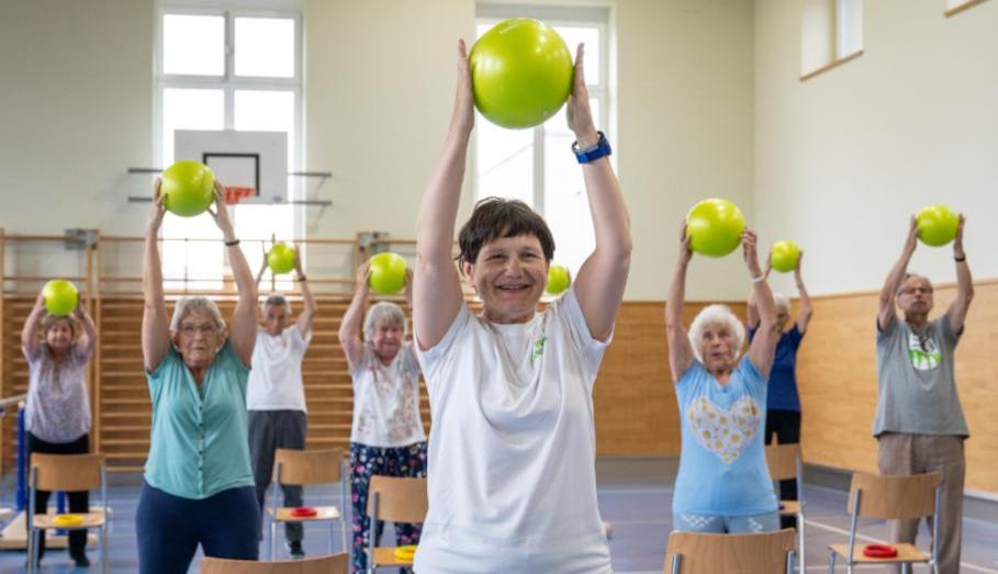 Fünf Sport- und Kursleitende werben für ihre Kurse